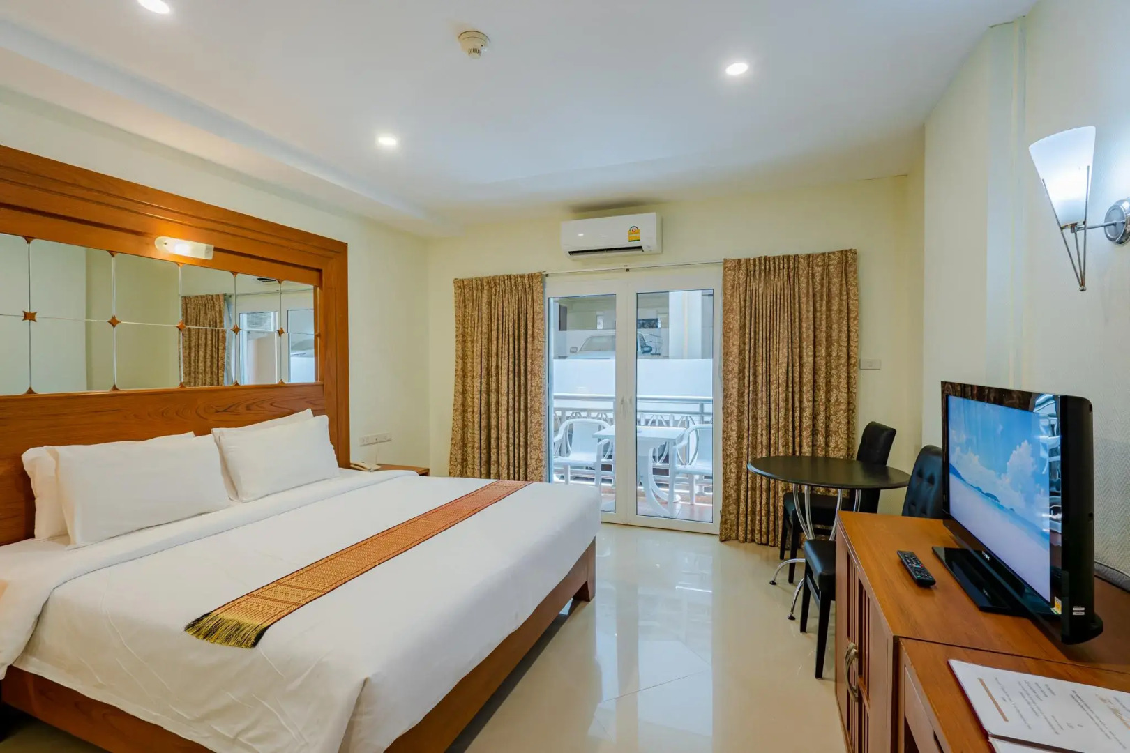Whitehouse Condotel