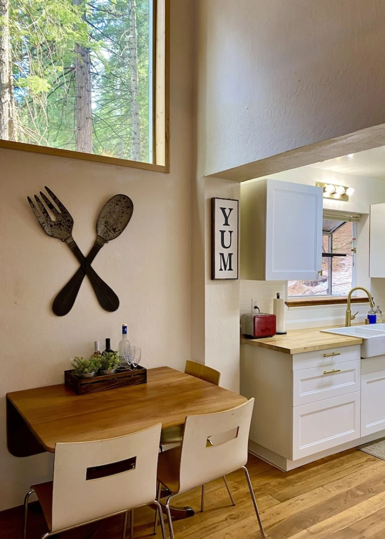 Lilac Cabin Family-friendly Highspeed Wi-fi 3 Bedroom Home by RedAwning