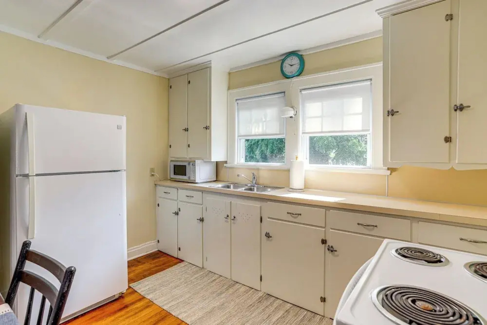 Walk to Private Beach: Lake Erie Retreat w/ Yard!