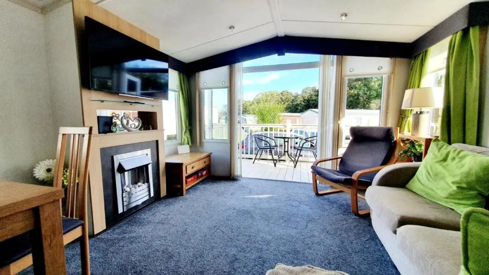 Apple Tree Lodge, Hot Tub, 3 Bedroom, 2 Bars