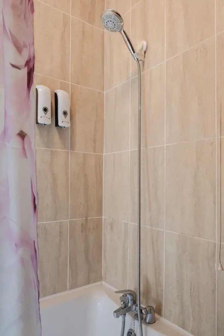 6-bed House - Sleeps 13 - Families & Contractors