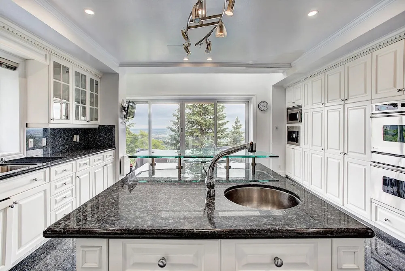 Luxury 5BR & Pool Home in Westmount MTL