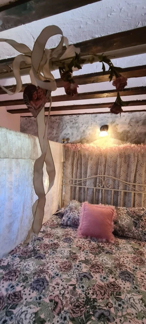 Room for Rent in Beautiful Rural House Ideal for Romantic Getaway