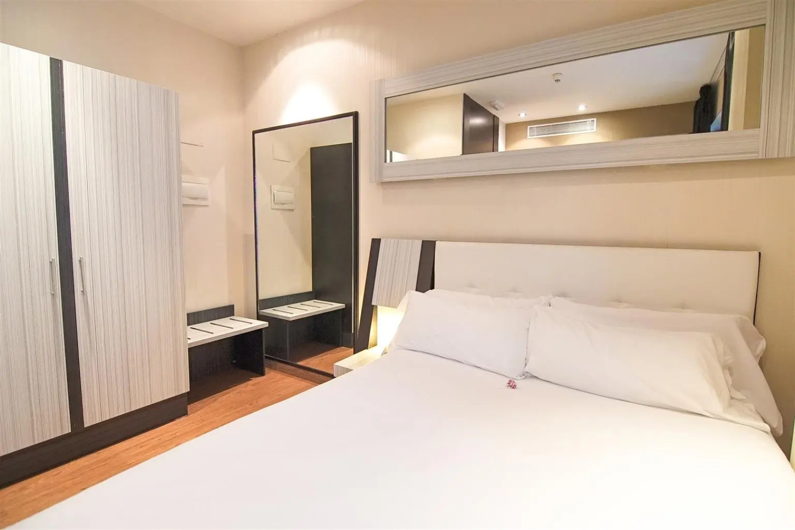 Отель Petit Palace Triball