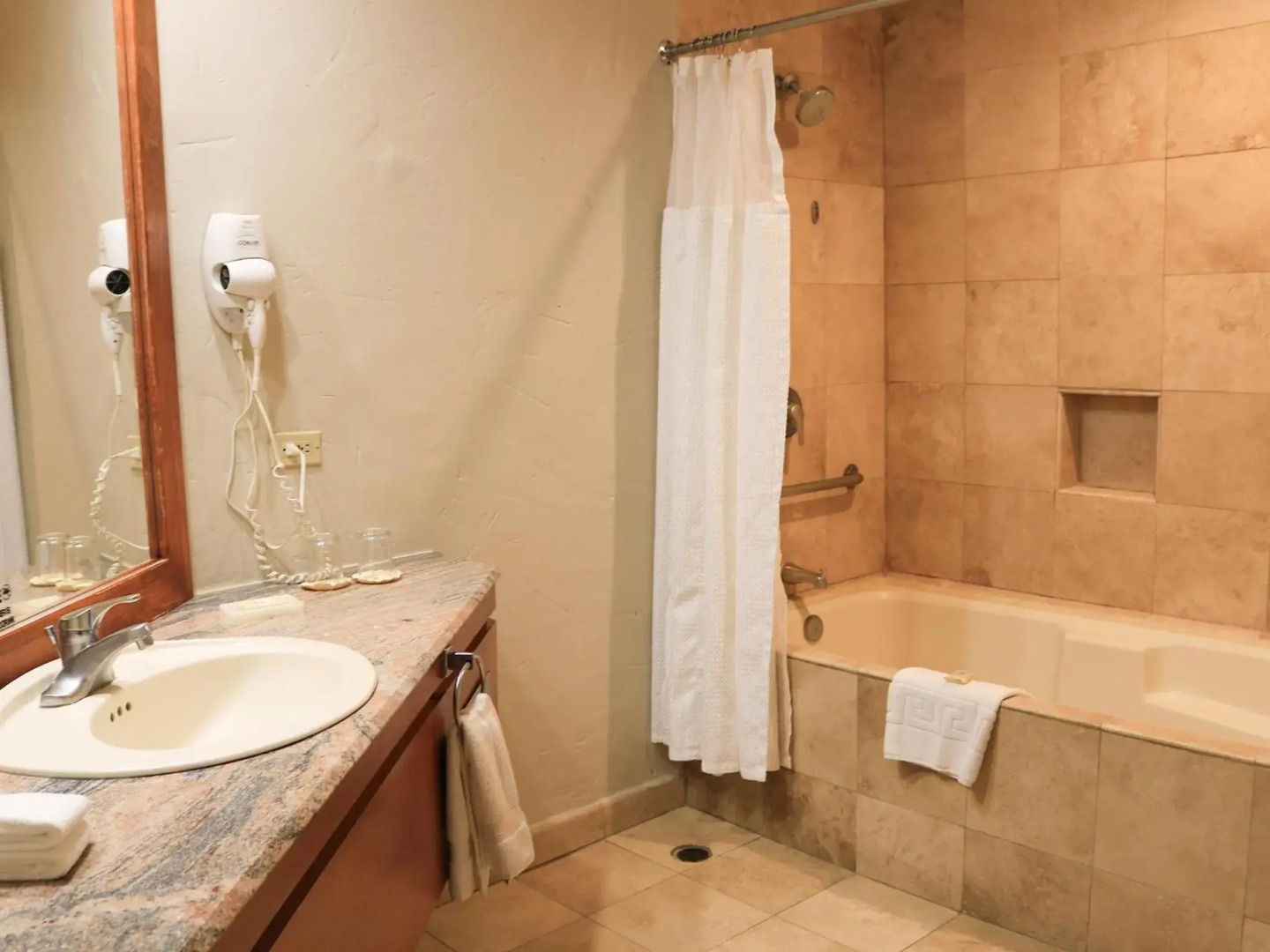 Hotel Coral And Marina