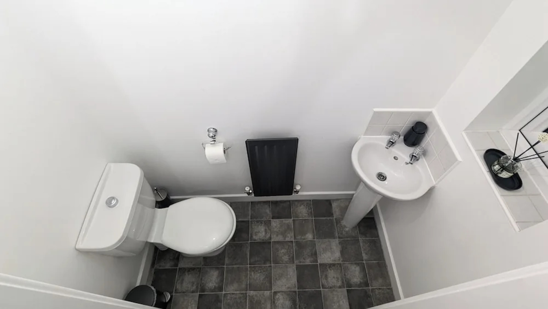 Burnley Entire House 4-bedrooms-sleeps 6-driveway