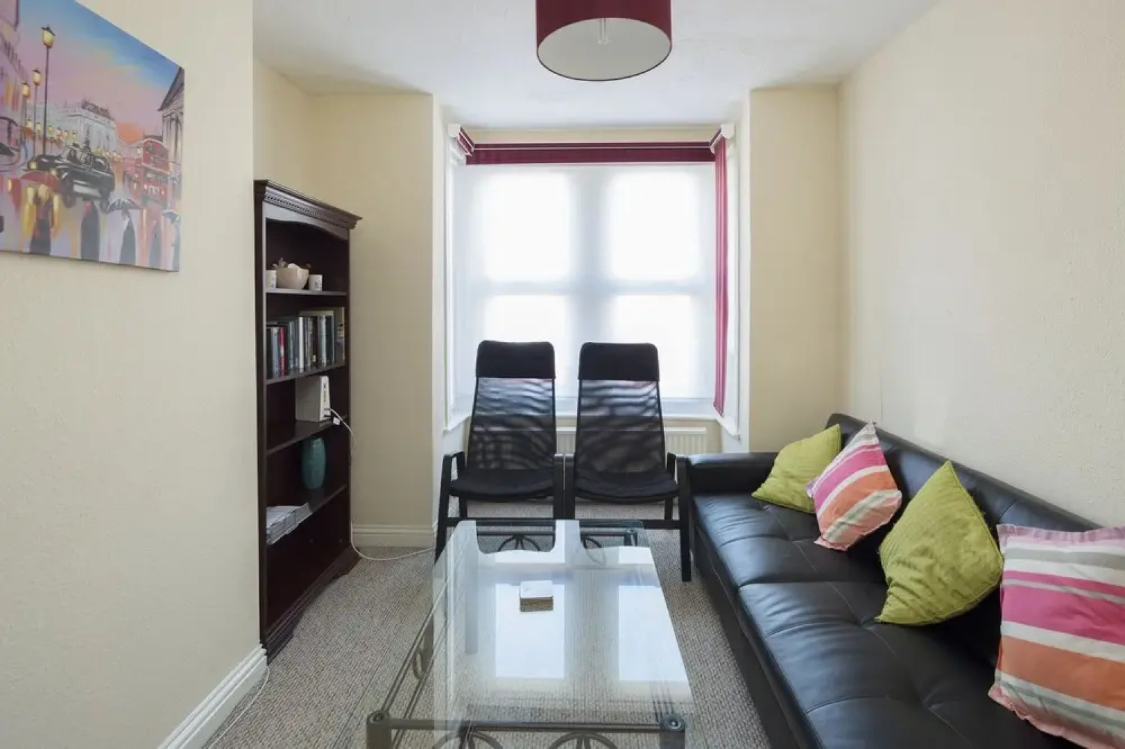 Stylish Modern with FREE Parking by Kasar Stays