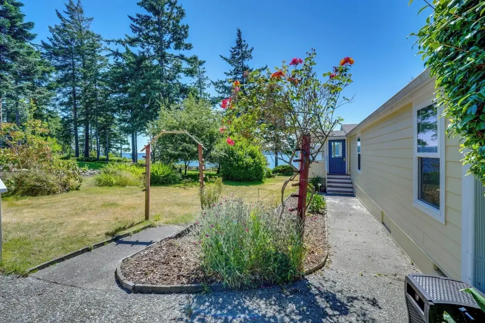 Cozy Langley Retreat: Water Views & Beach Access