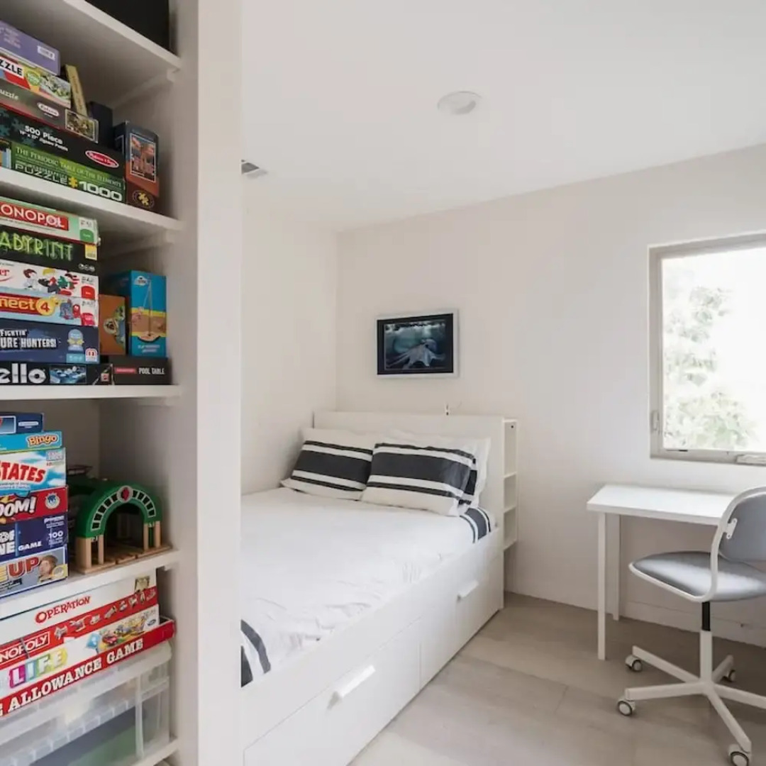 Spacious and Bright 5-bedroom Oasis Pool and Yard