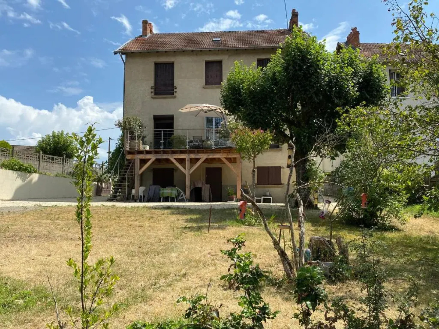 Charmant F1 avec terrasse et vue sur jardin arboré - fraicheur naturelle du rez de jardin - parking