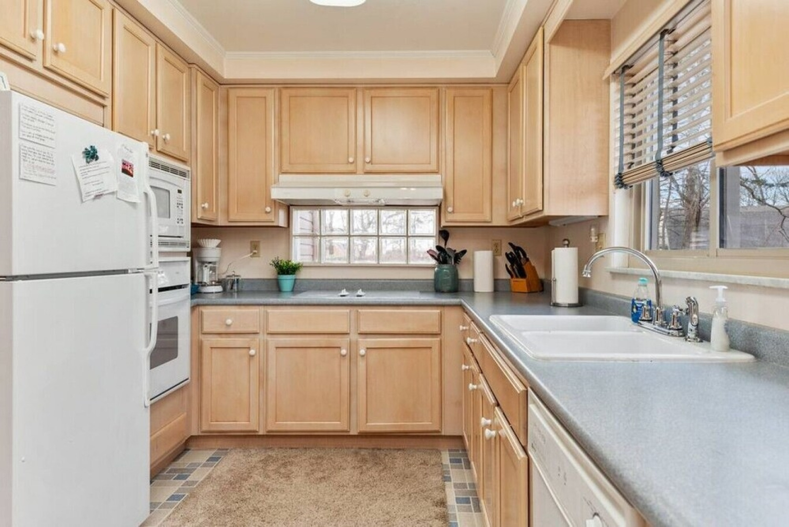 4BR Chalet with Seasonal Pool Hot Tub