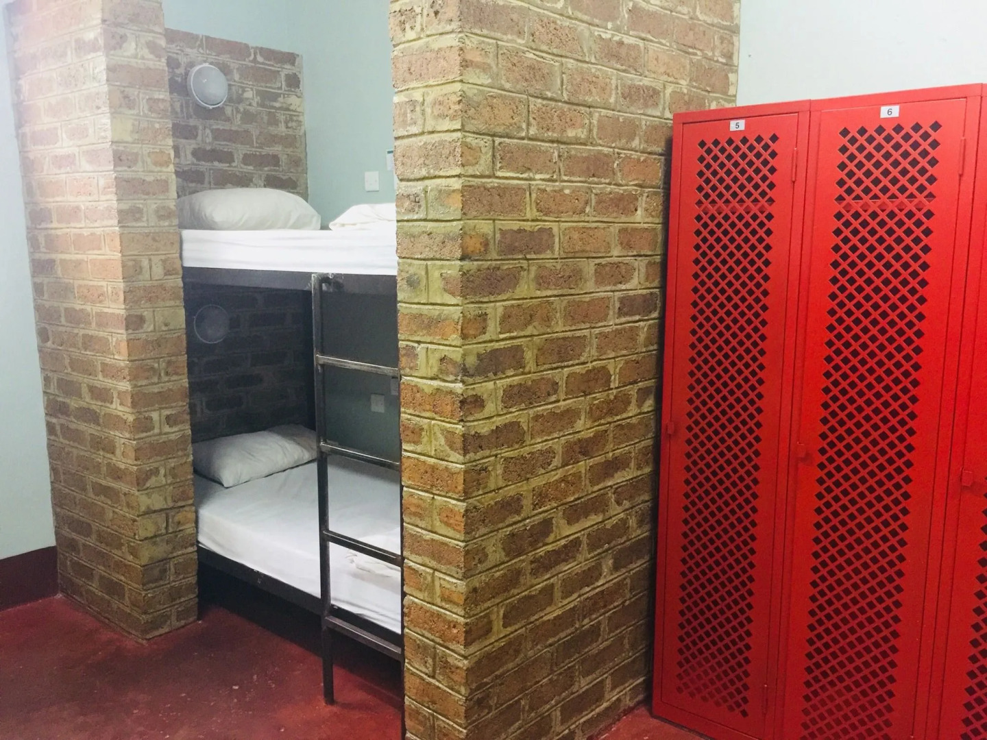 Jollyboys Backpackers