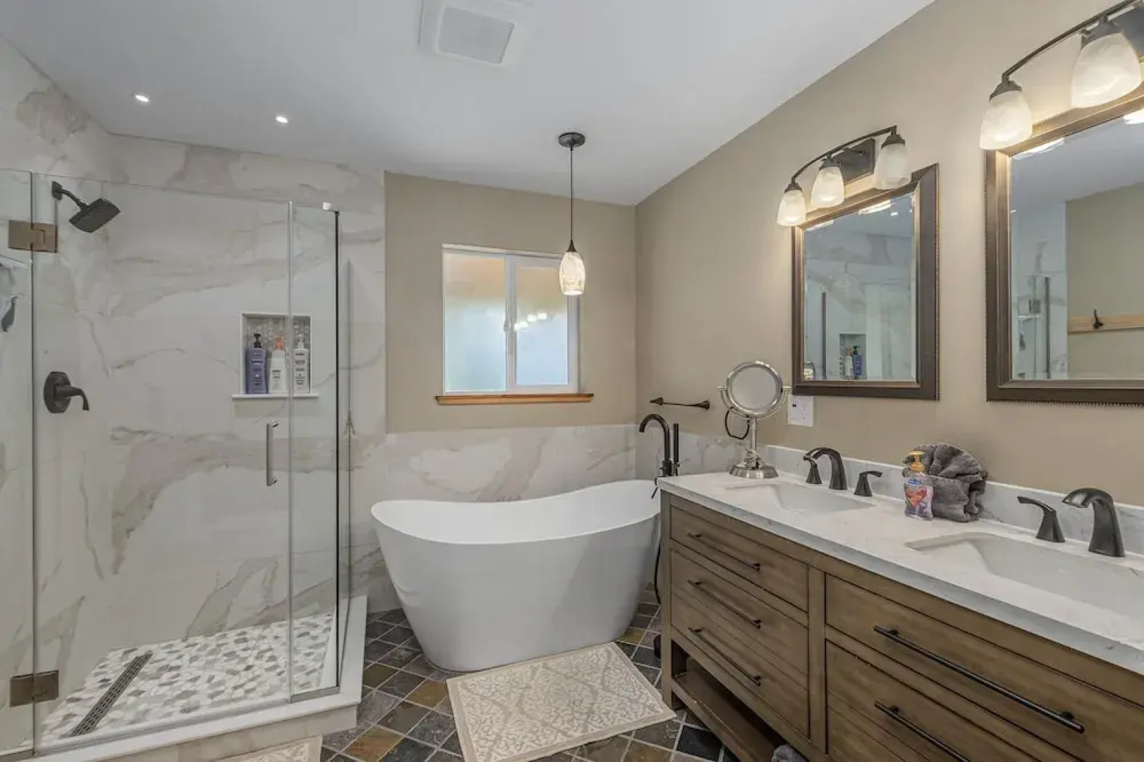 Alpine Acres Lodge 3 Bedroom Home by NW Comfy Cabins by RedAwning