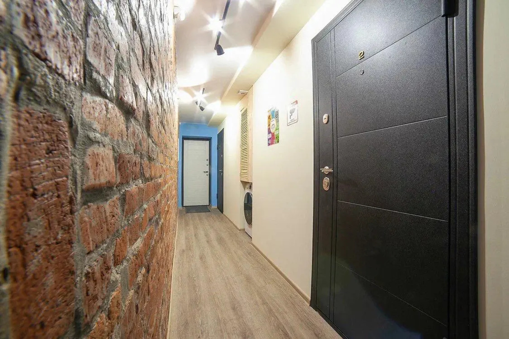 Диван и чемодан на улице Сибиряков-Гвардейцев