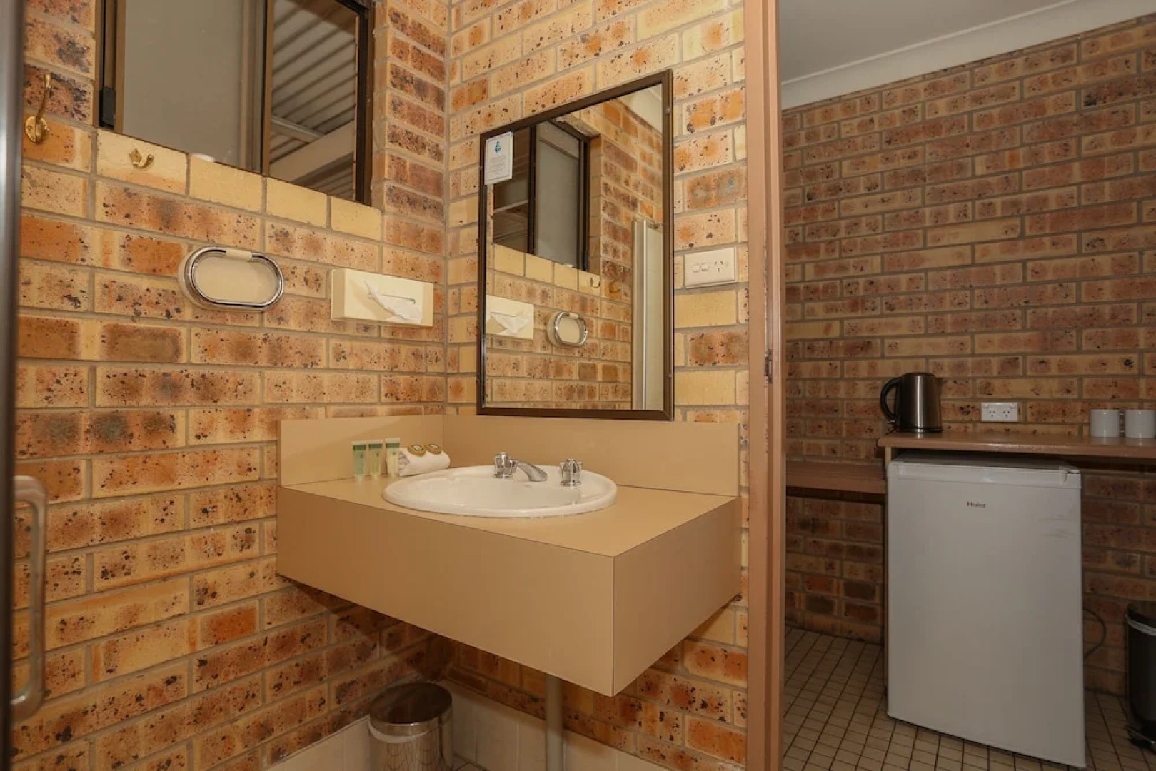 Clermont Country Motor Inn