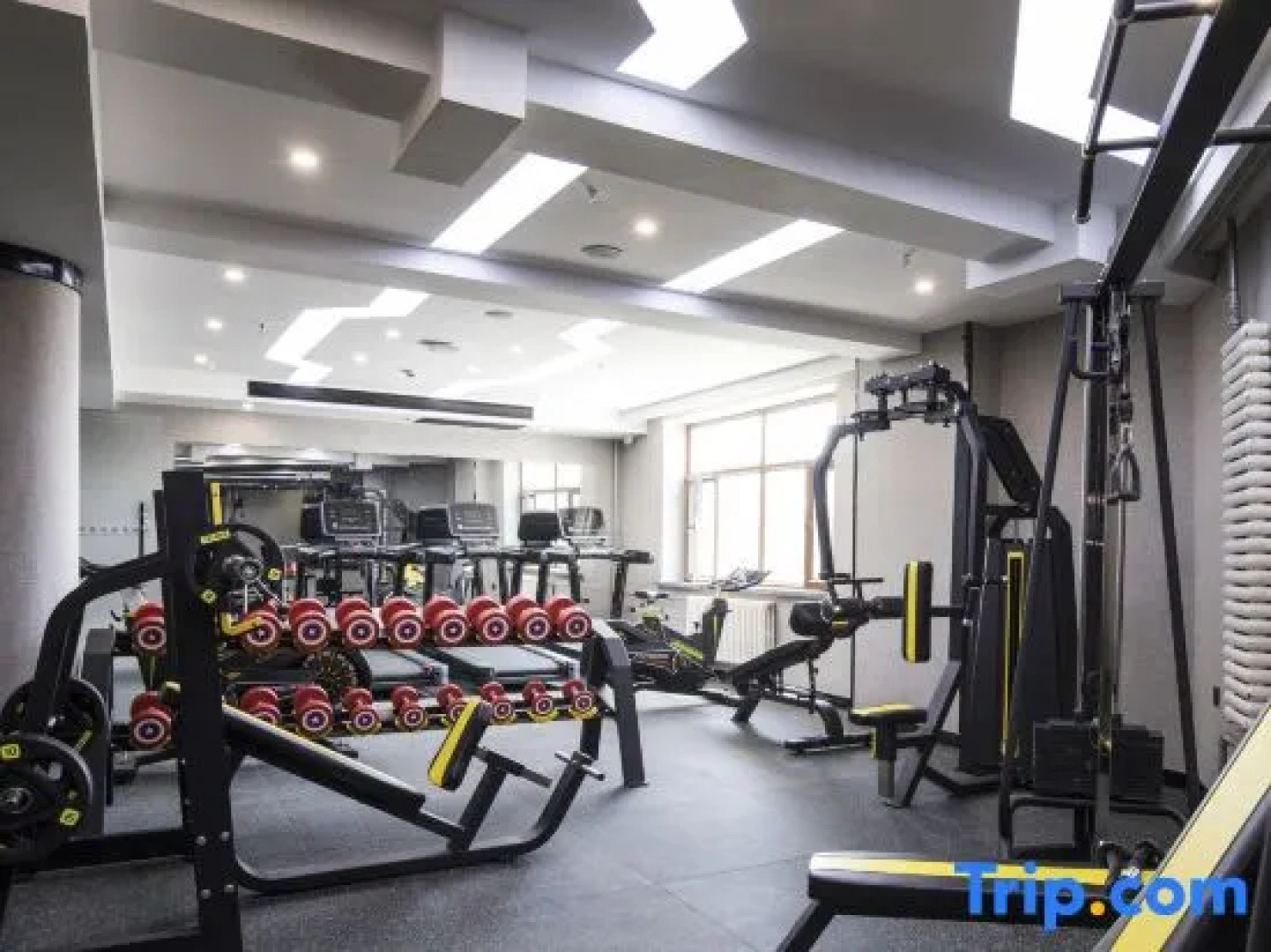 Heilongchen Business Hotel (Heihe Railway Station)