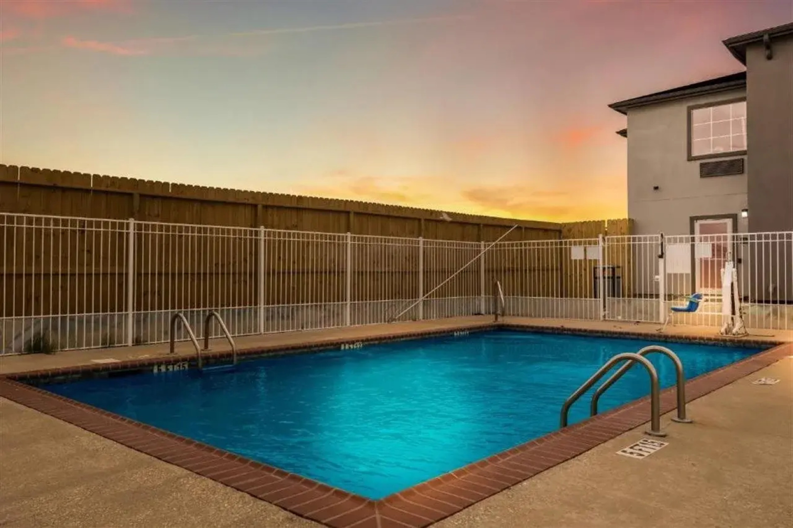 Red Roof Inn & Suites Lake Charles