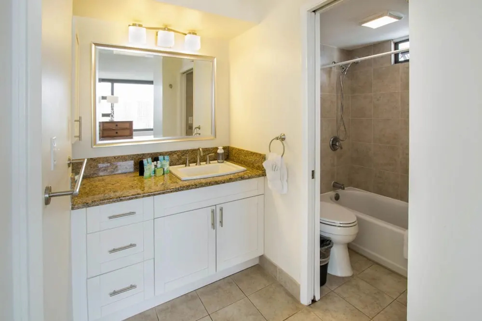 Waikiki Banyan - Ocean View Tower 1 Suite 2214