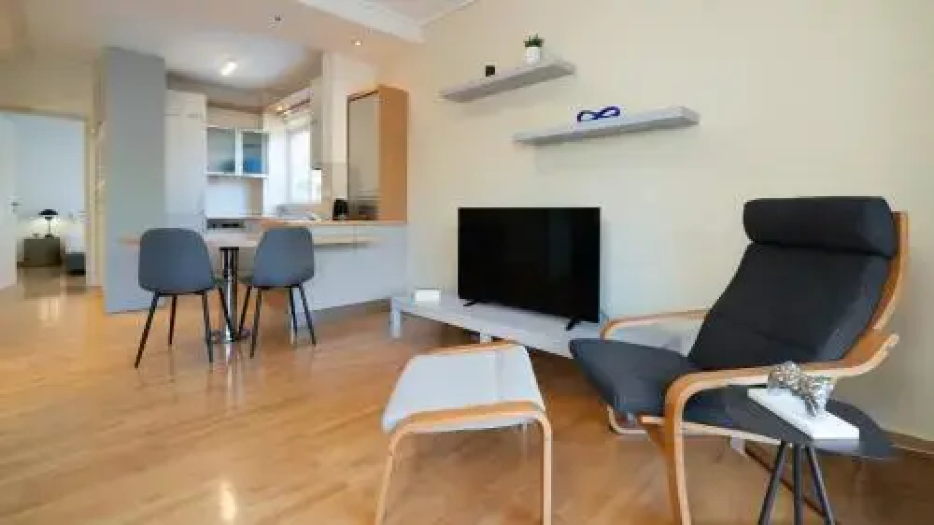 Vouliagmeni Honeymoon Suite