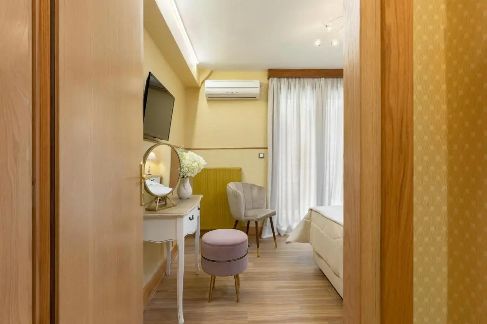 Vouliagmeni's Elegance by Acropolis Suites