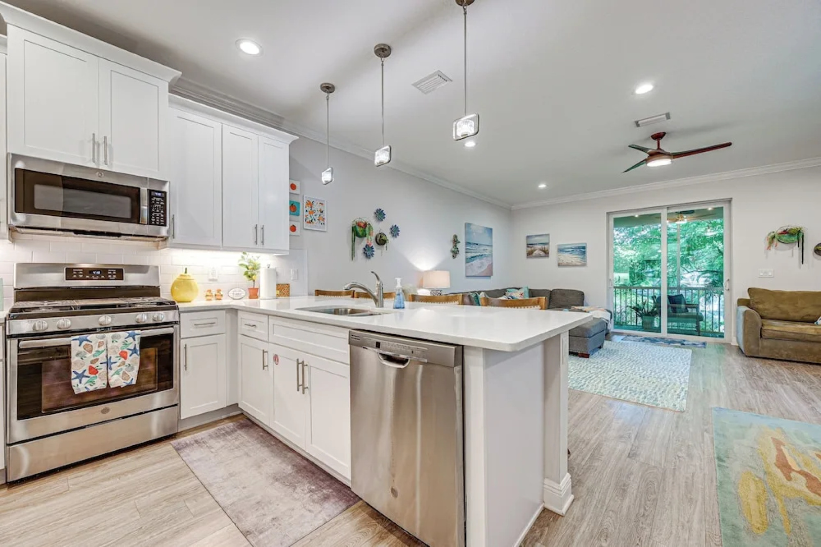 Airy Coastal Casa on Park: 6 Mi to Honeymoon Isle!