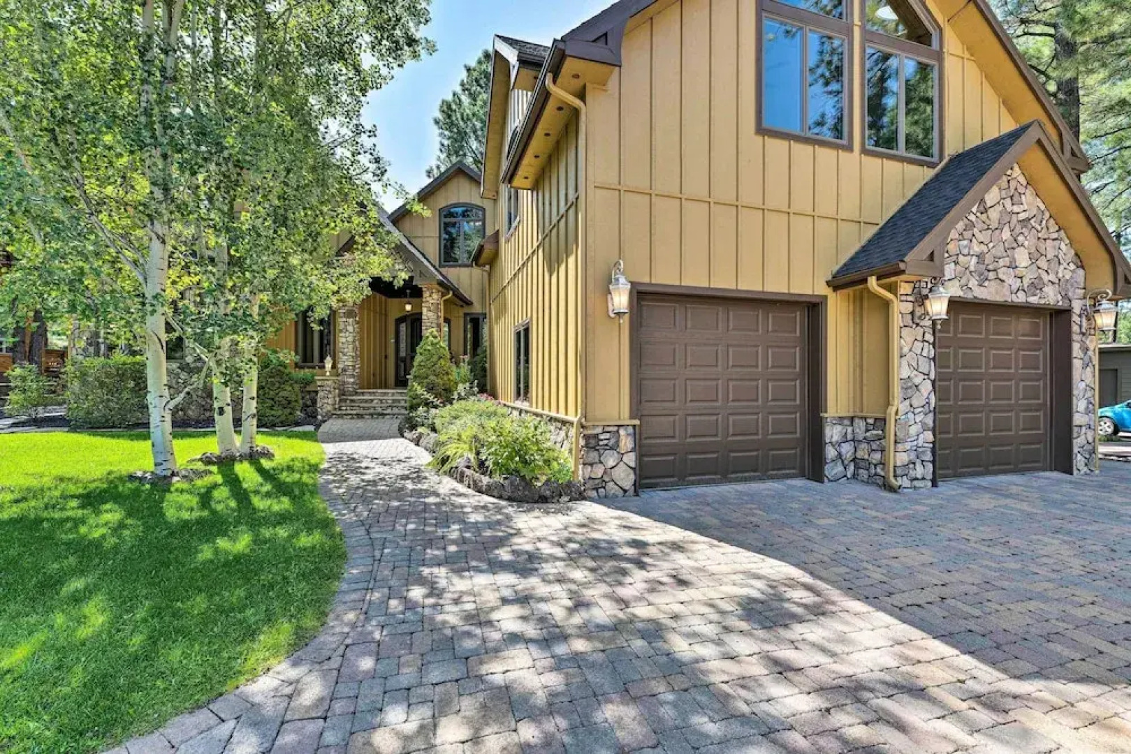 Centrally Located: Lavish Pinetop Paradise!