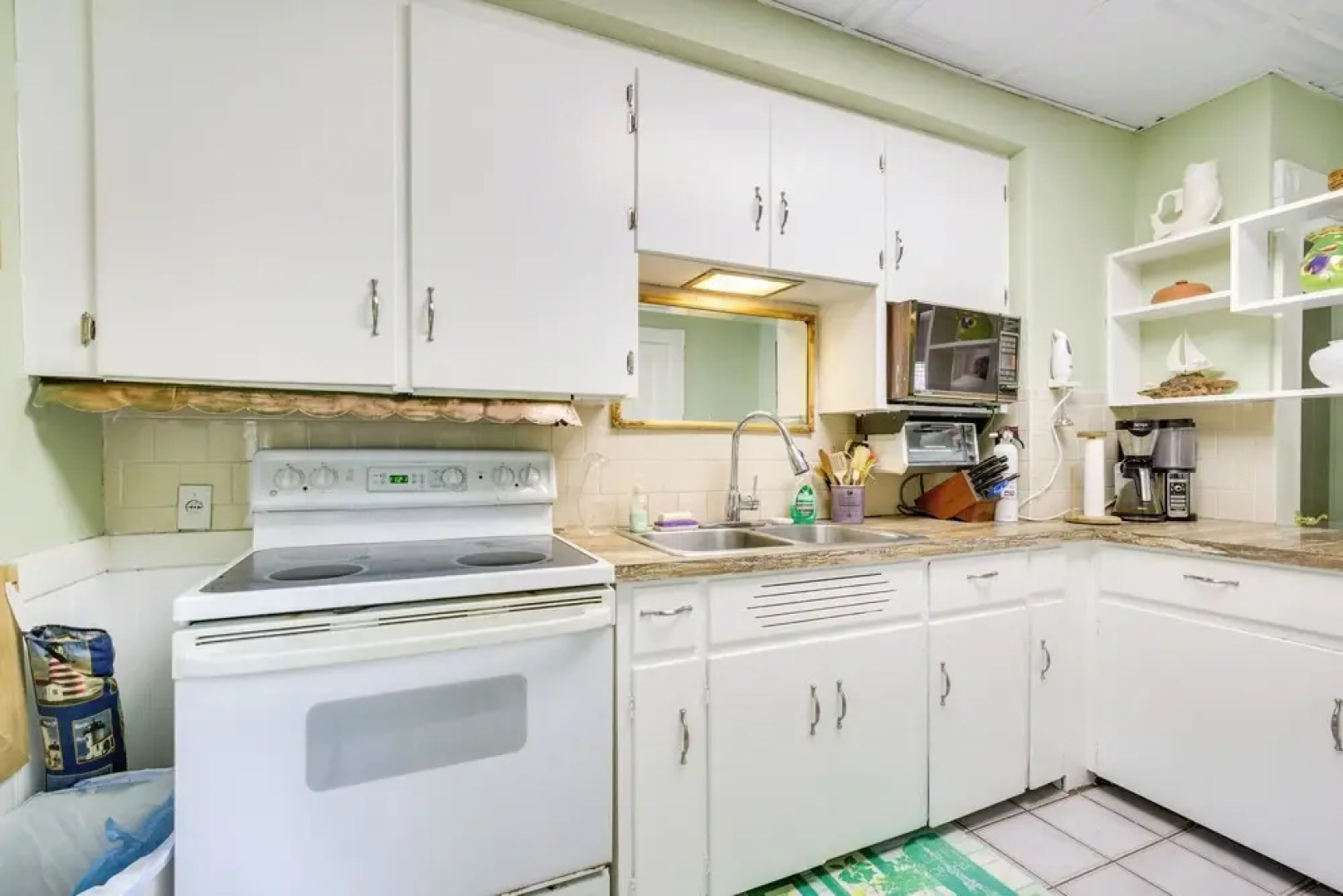 Quaint Beverly Townhome: Walk to Beach & Downtown!