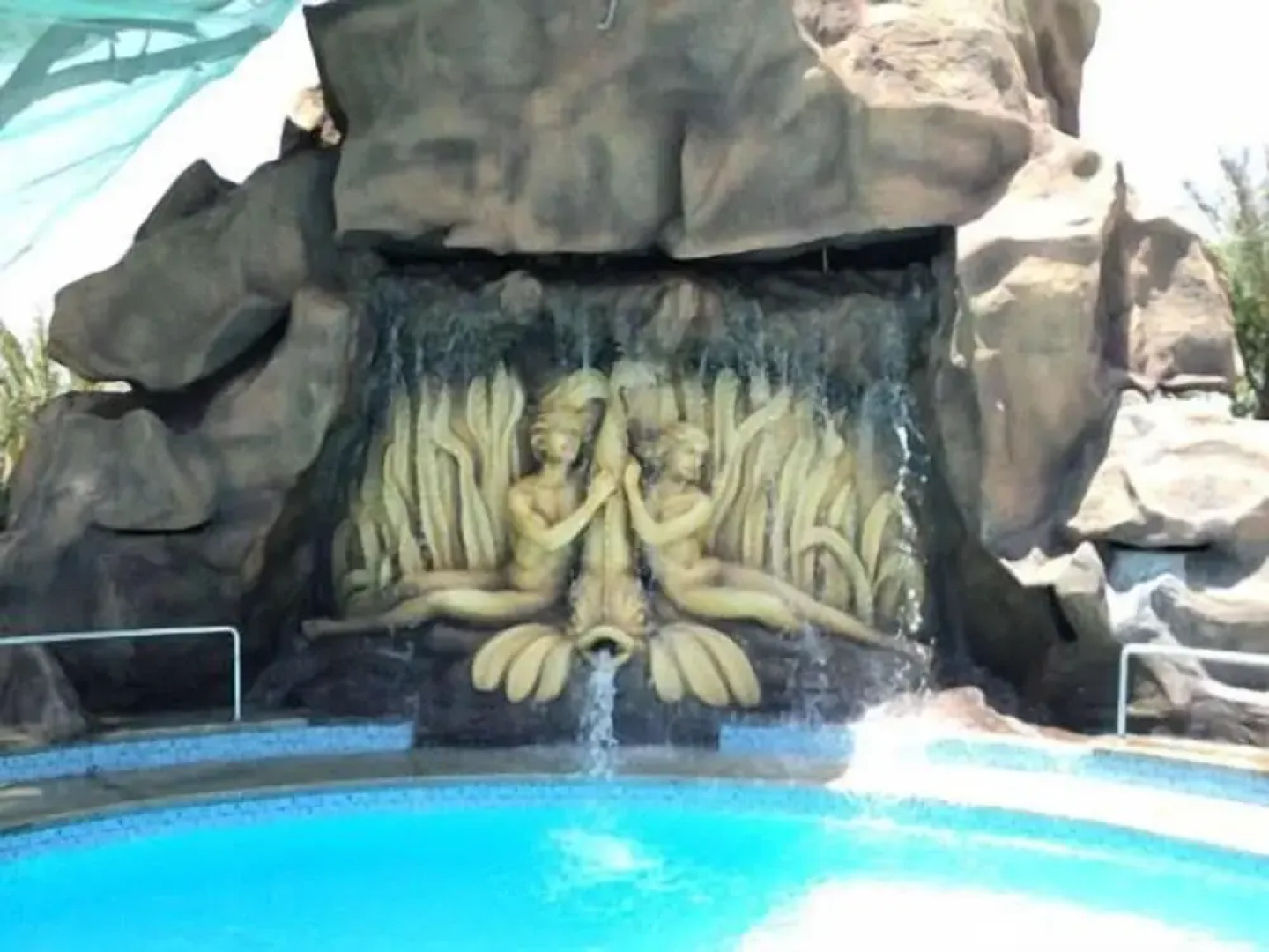 Confident Amoon - The Glamour Spa and Resort