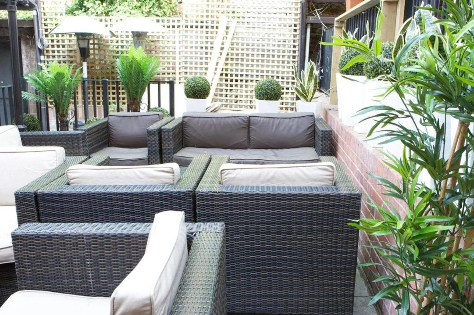 Globe & Crown – RelaxInnz