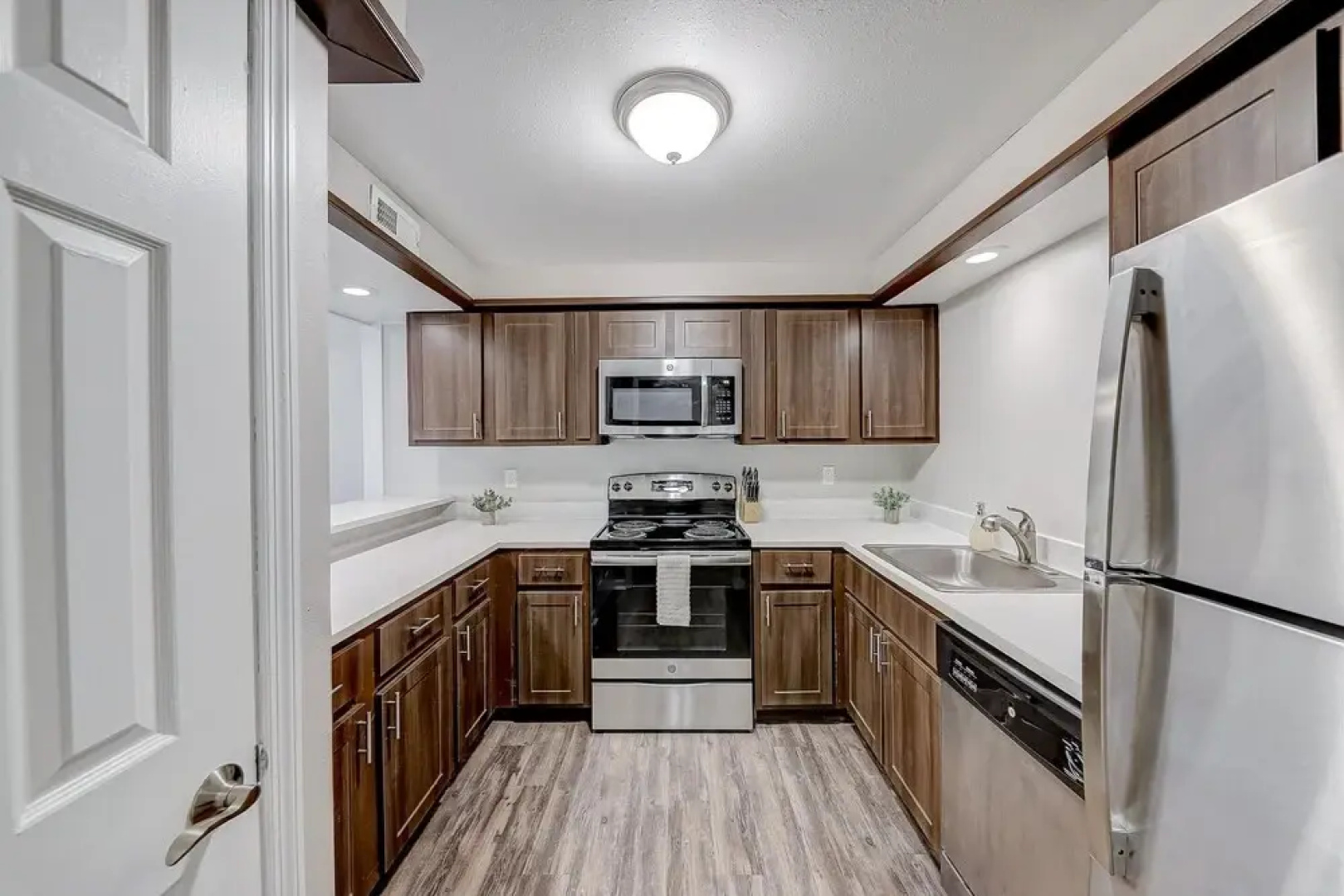 FRONTDESK Castle Point Apts Georgetown South Bend