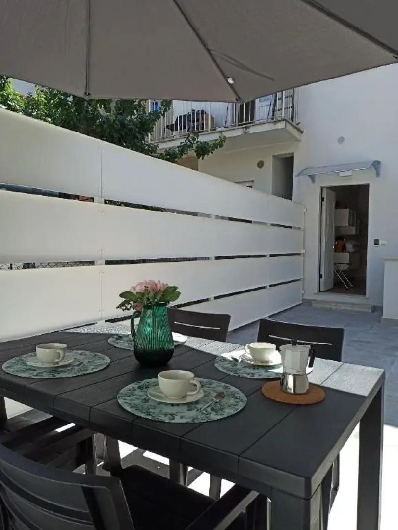 Colleoni 19 Parigi, Appartamento al mare 42 mq con corte e parcheggio moto privato