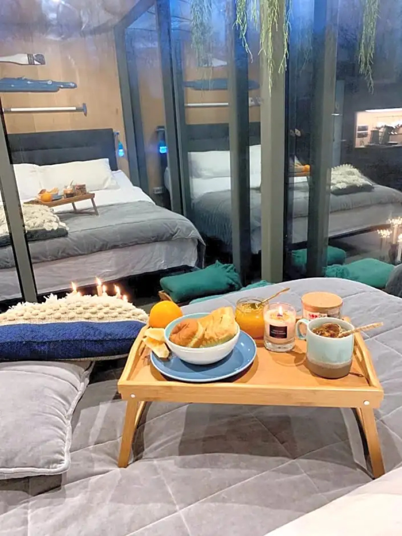 Riverbed inn ÖÖD mirror house and Iglucraft sauna by river