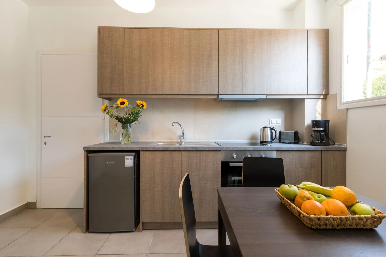 Local Hostel & Suites