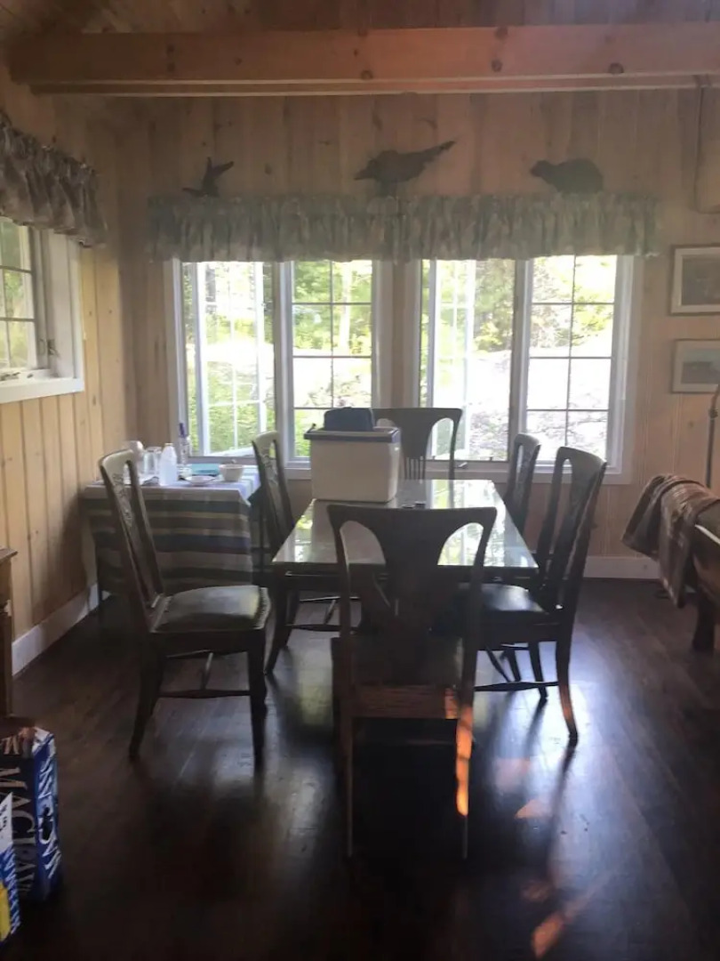 Blueberry Point A Classic Lake Joseph family cottage on a 900 ft peninsula