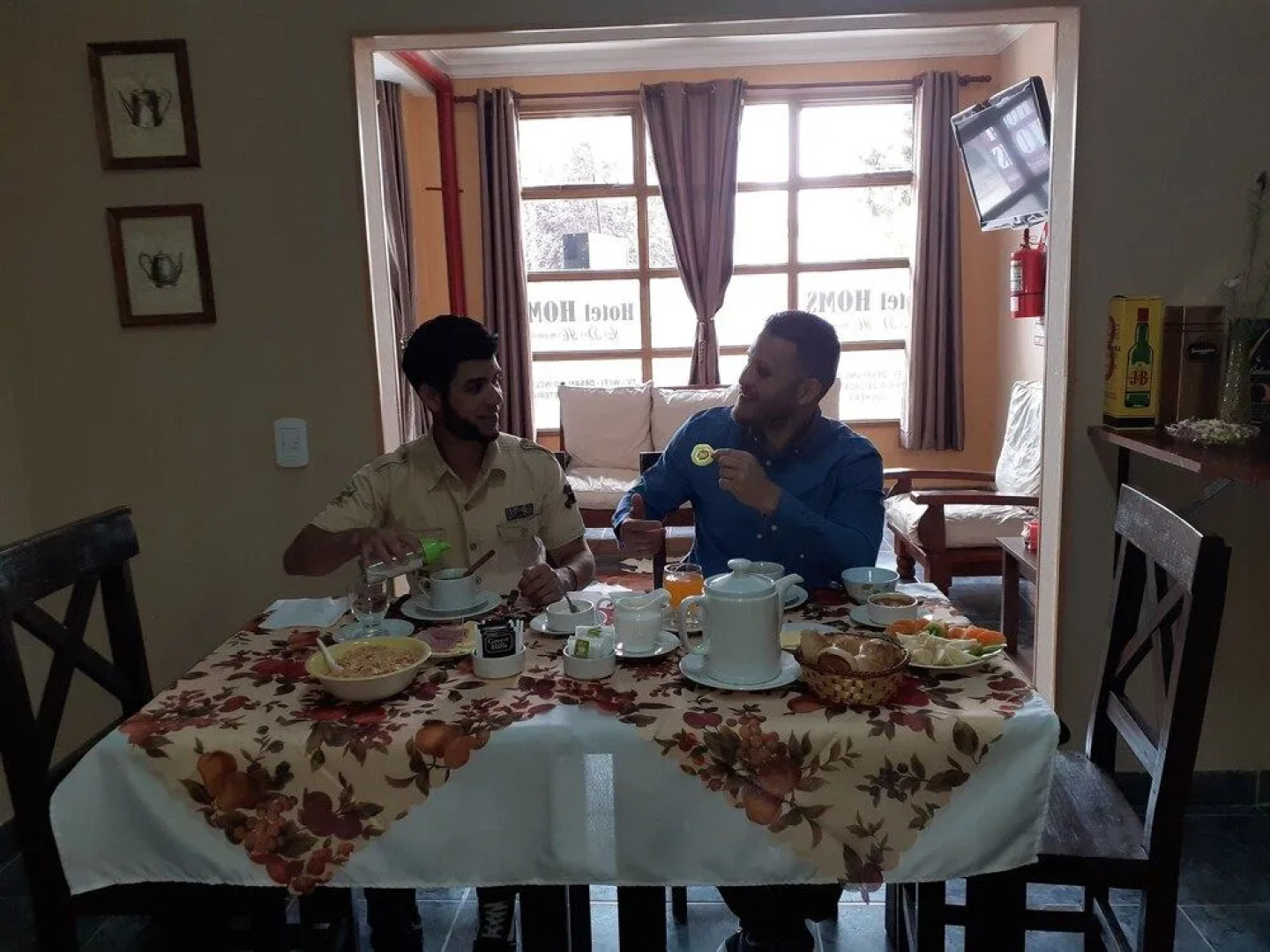 hotel homs los dos hermanos