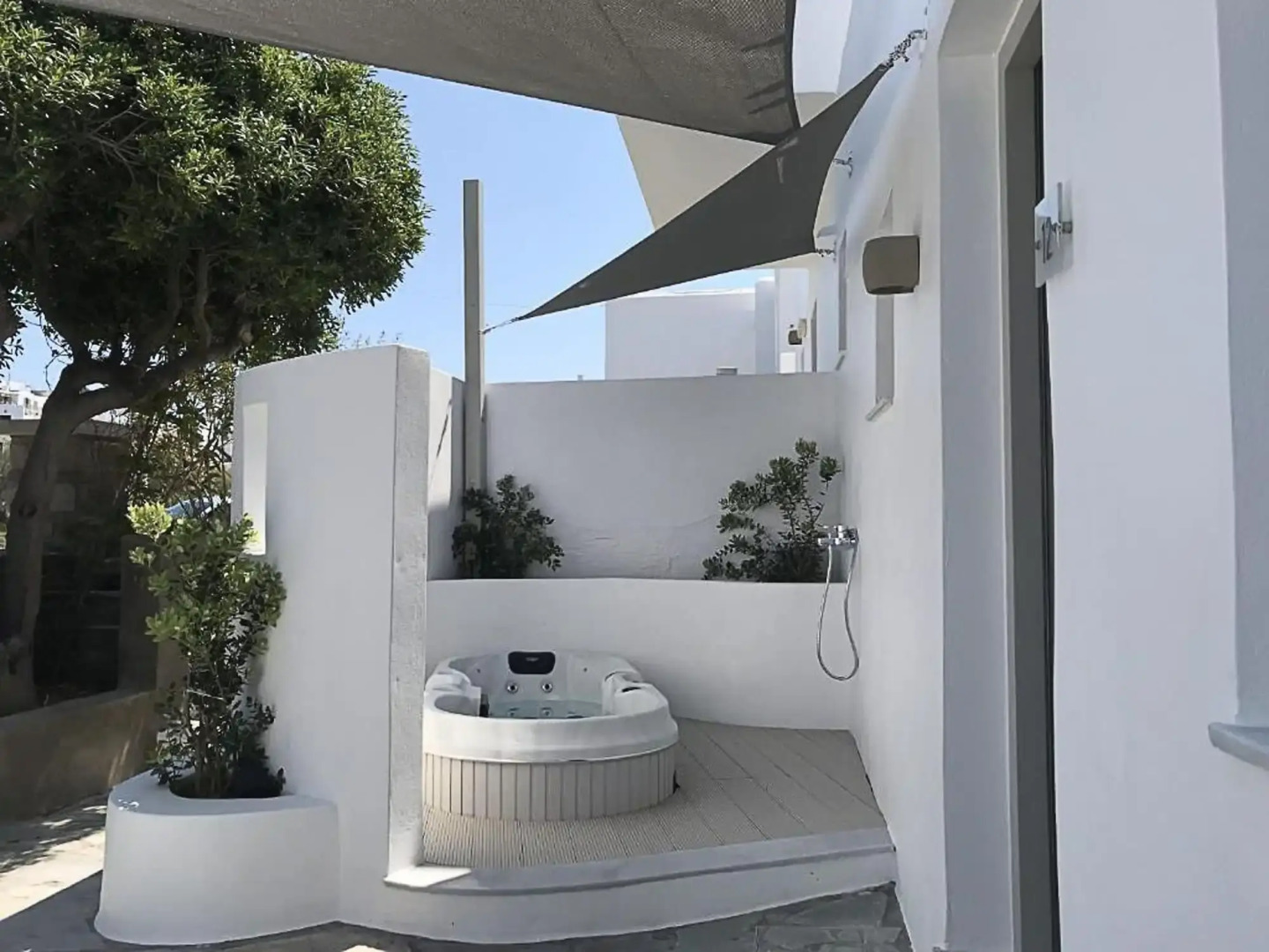 Adonis Hotel Studios & Apartments