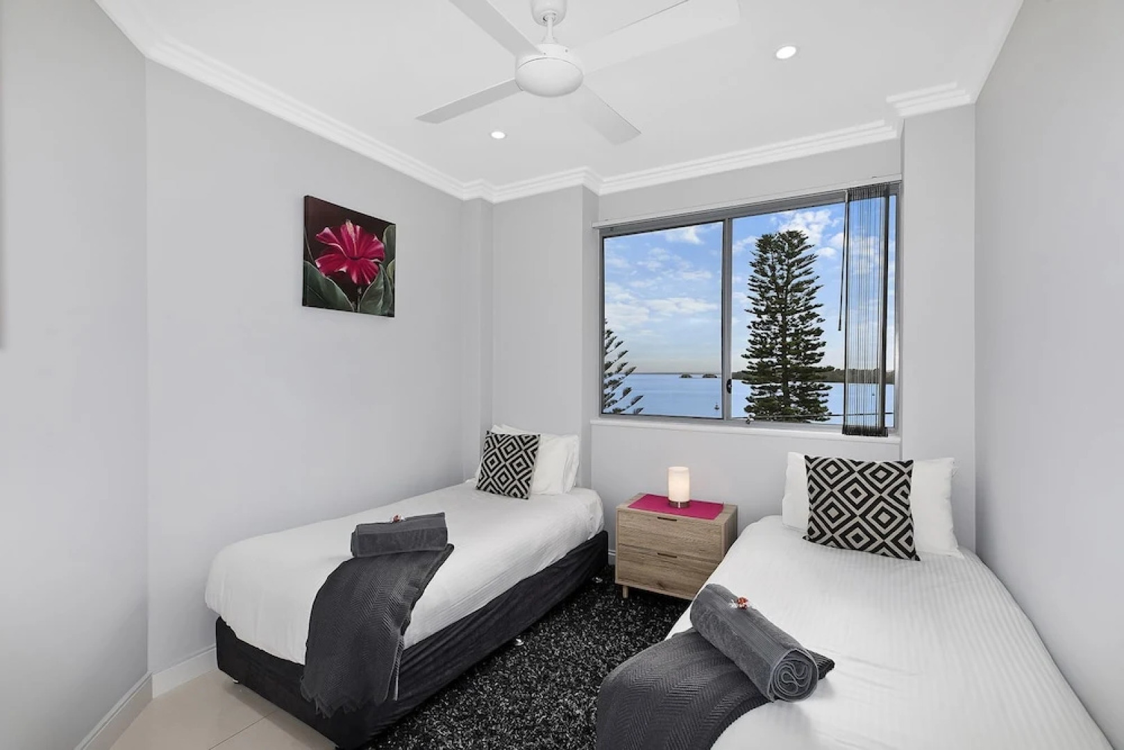 Lakeside Waterfront Apartment 18