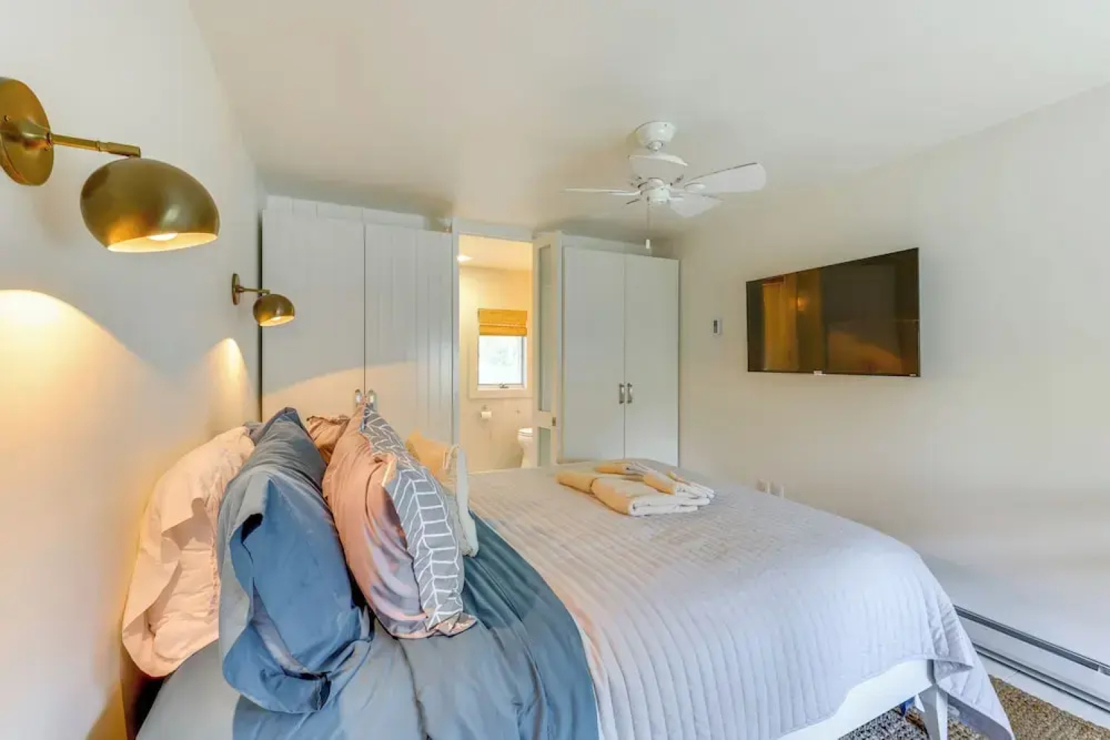 Steps to Beach: Stylish & Lofted Provincetown Gem