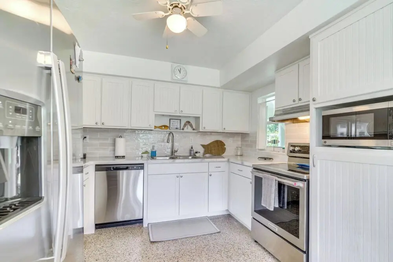 Sunny Home in Yankeetown w/ Lanai & Backyard!