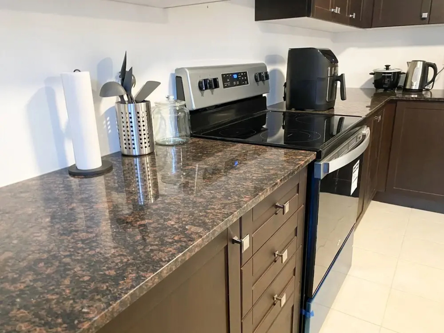 Elegant  Private Master Bed in Townhouse