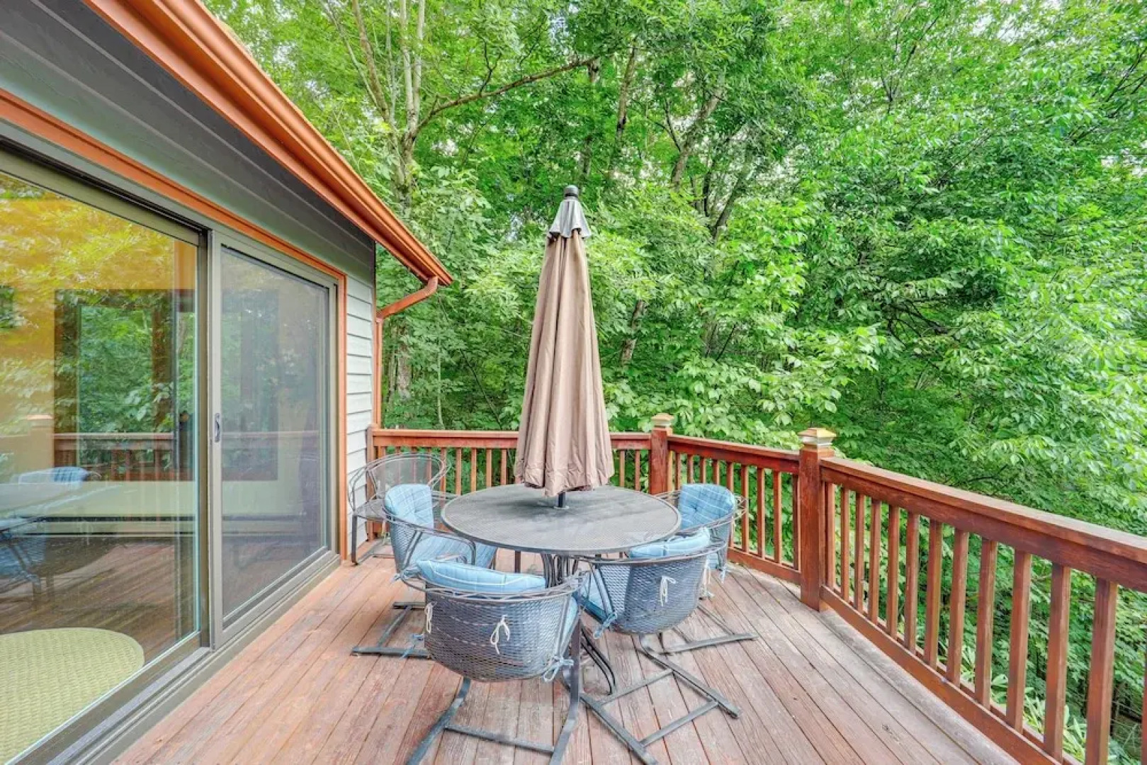 1 Mi to Otter Falls: Mtn-view Gem w/ Deck