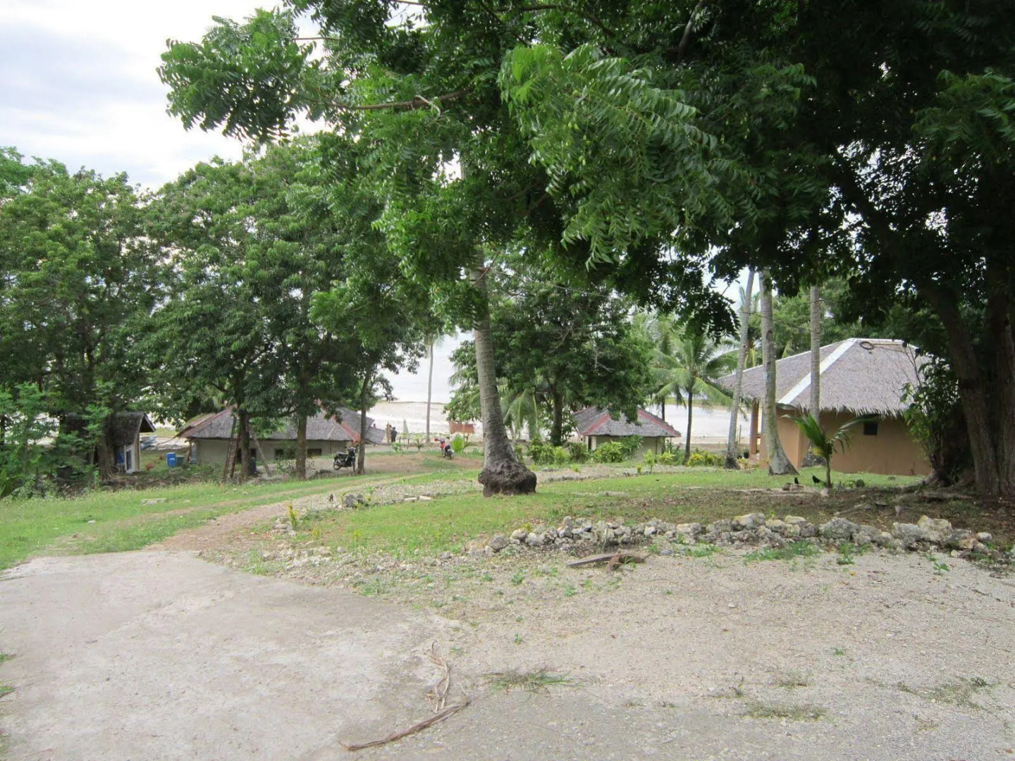 Flora's Dive & Resort