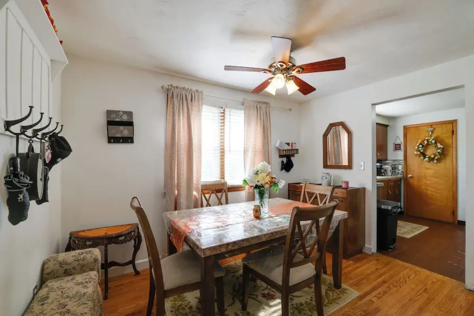 Large Private Yard: Home 14 Mi to Niagara Falls!