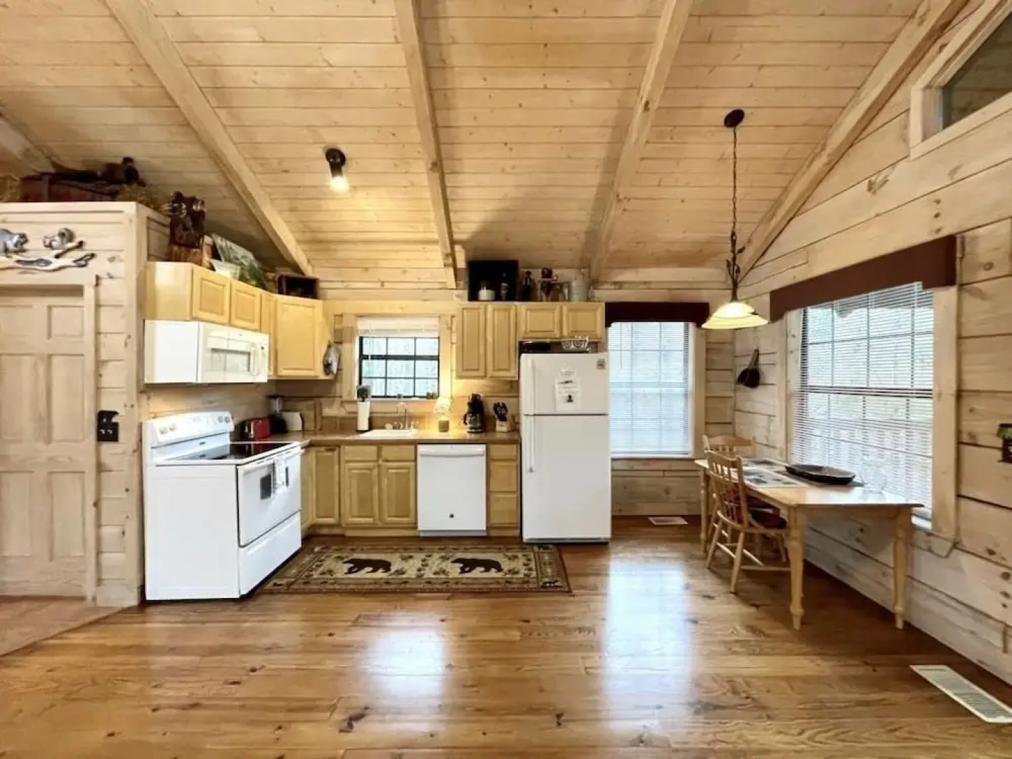 Perfectly private! Hot tub, king sized bed, grill, washer/dryer, and motorcycle friendly! Studio Cabin by RedAwning