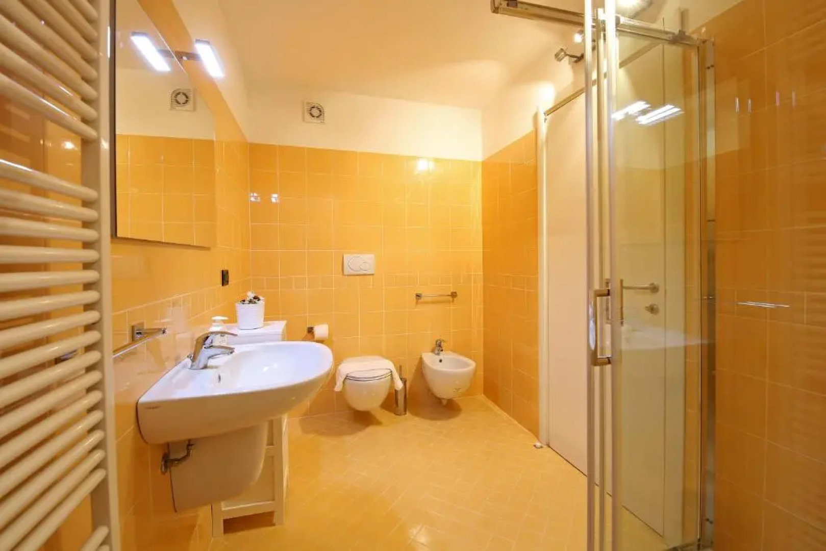 BELLAGIO DREAMS APT, pool, with private garden, near lake