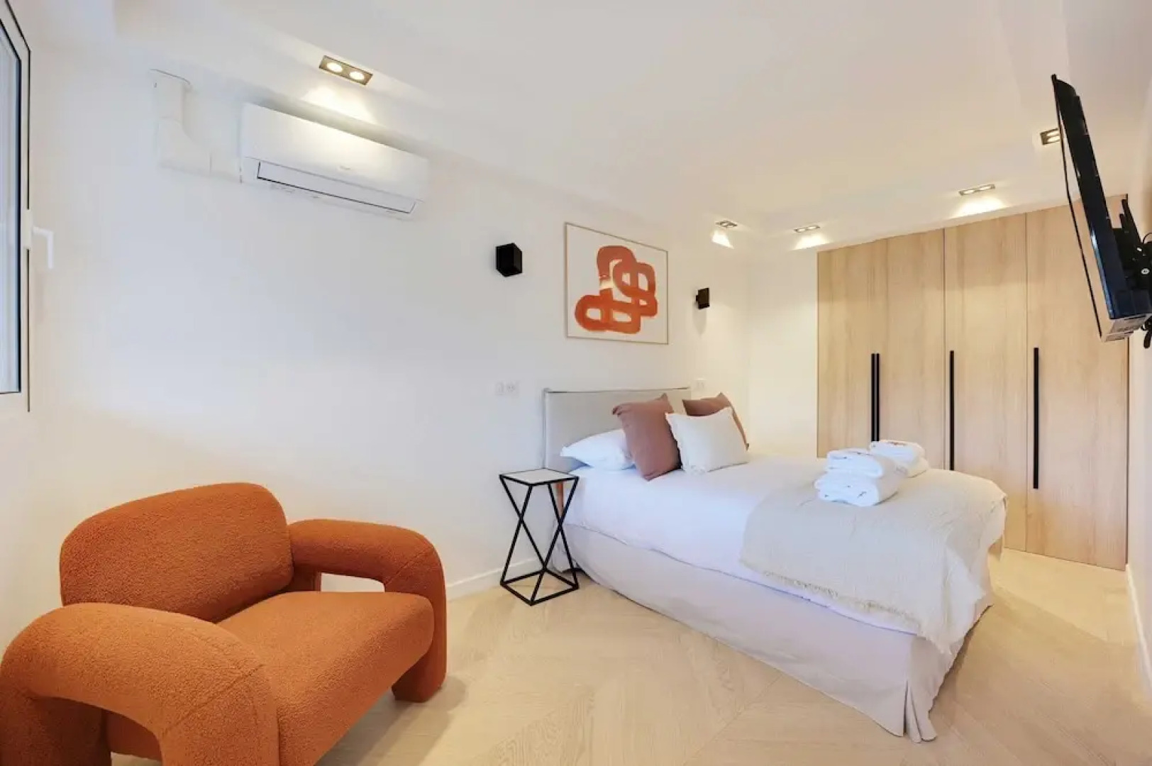 Charming Apt With AC & Balcony