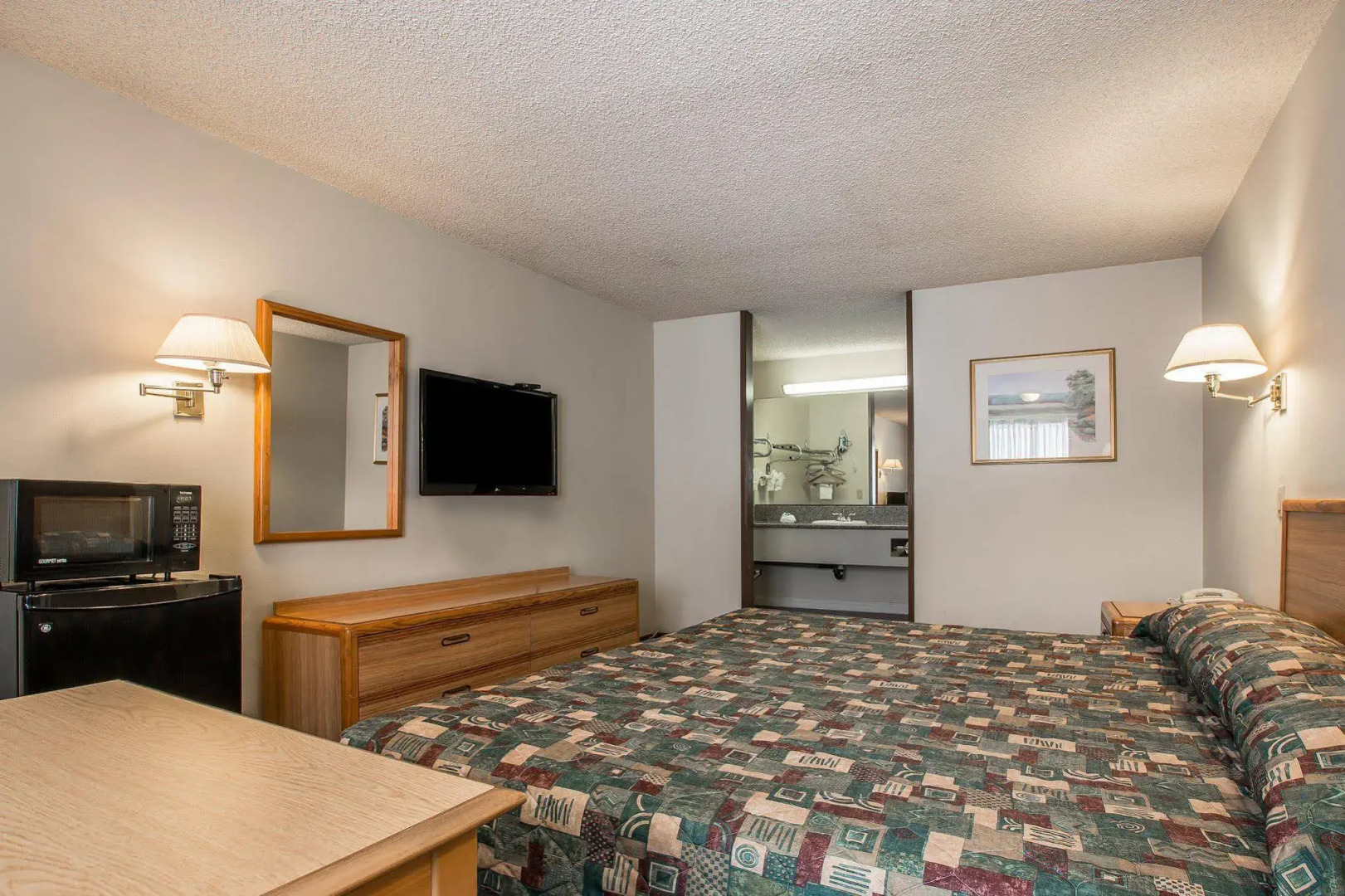 Palm Inn Hotel near Tyler Mall Riverside