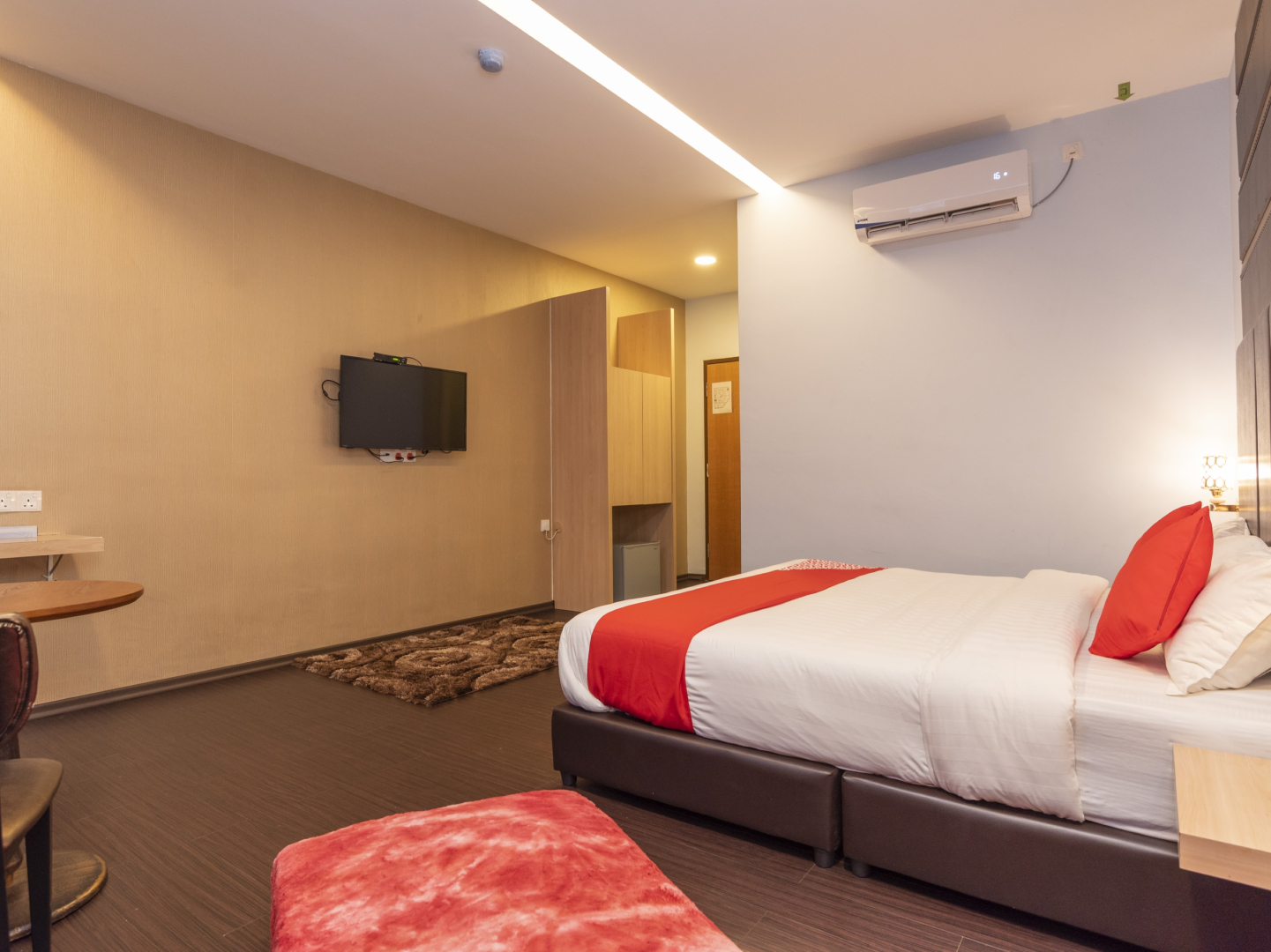 OYO 89423 Zenz Hotel