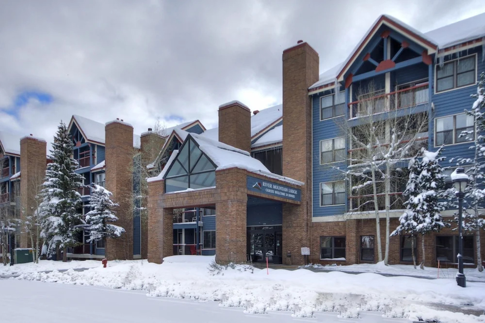 Relaxed Studio Seconds to Historic Main Street - Sleeps 4 Condo by RedAwning