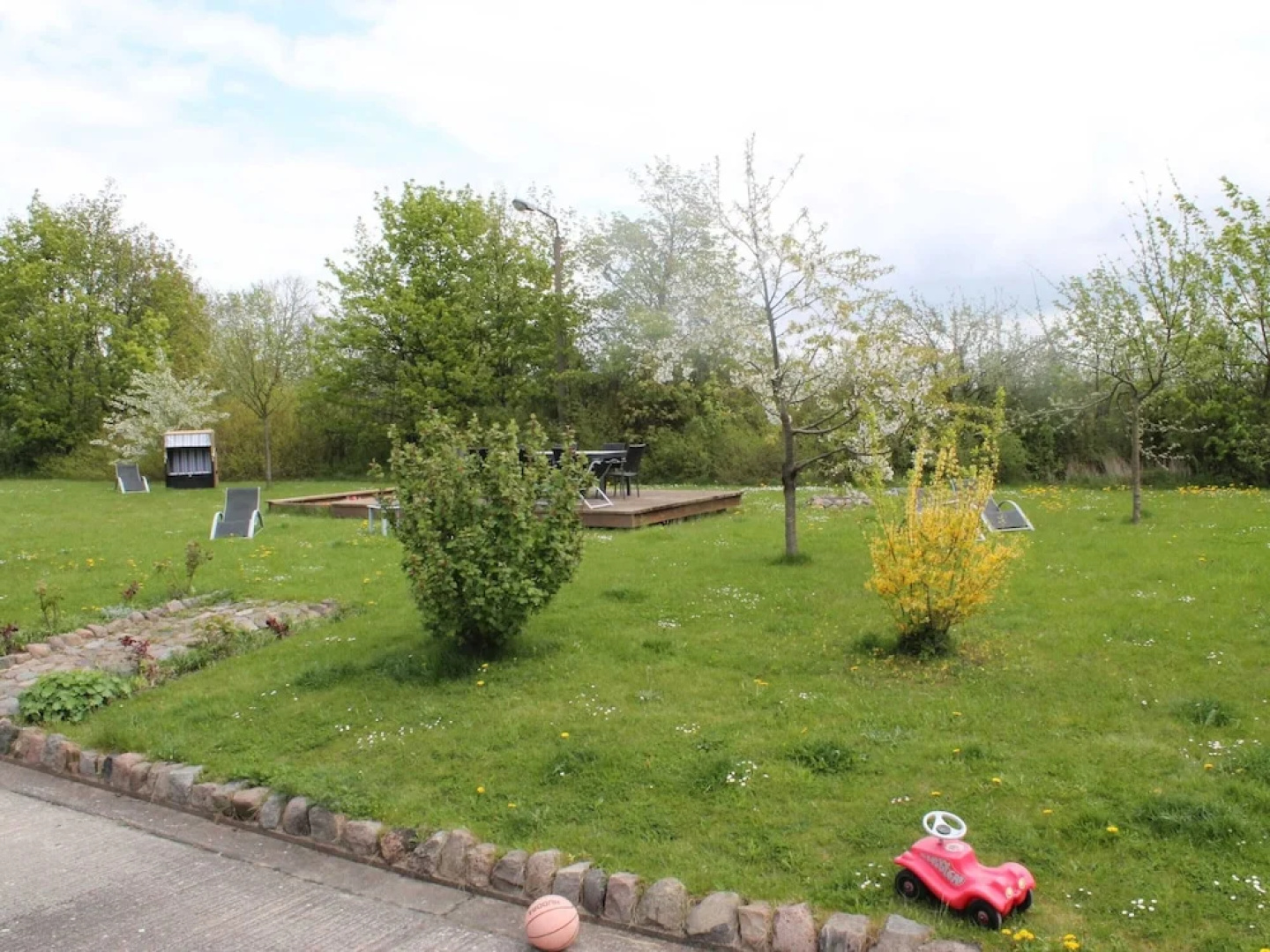 Charmante Ferienwohnung mit Garten und nah am Meer